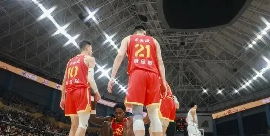 内线大战！球队抢篮板拼伤痕累累，果断获胜！的简单介绍
